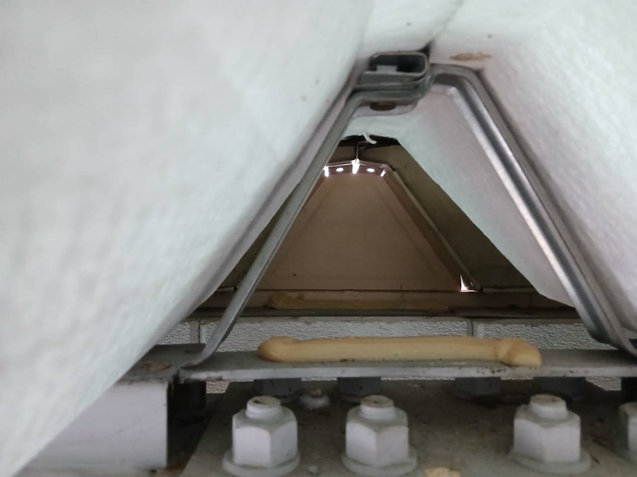 屋根材のすぐ下の鉄骨水平面に設置した忌避剤